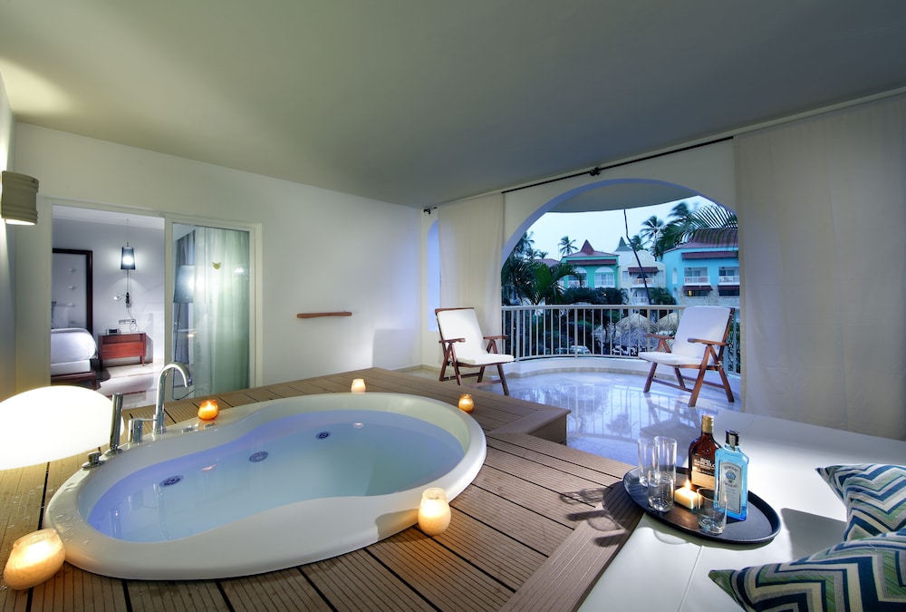 Jacuzzi Terrace Suite Beachside
