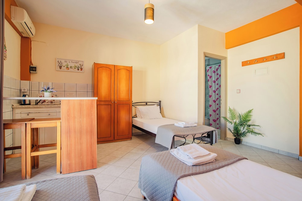 Basic Triple Room photo 2