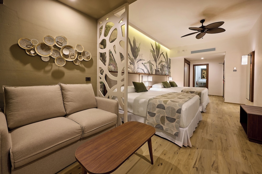 Family Room (& Friends | L)