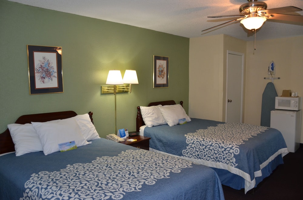 Standard Room, 2 Queen Beds - Photo 7