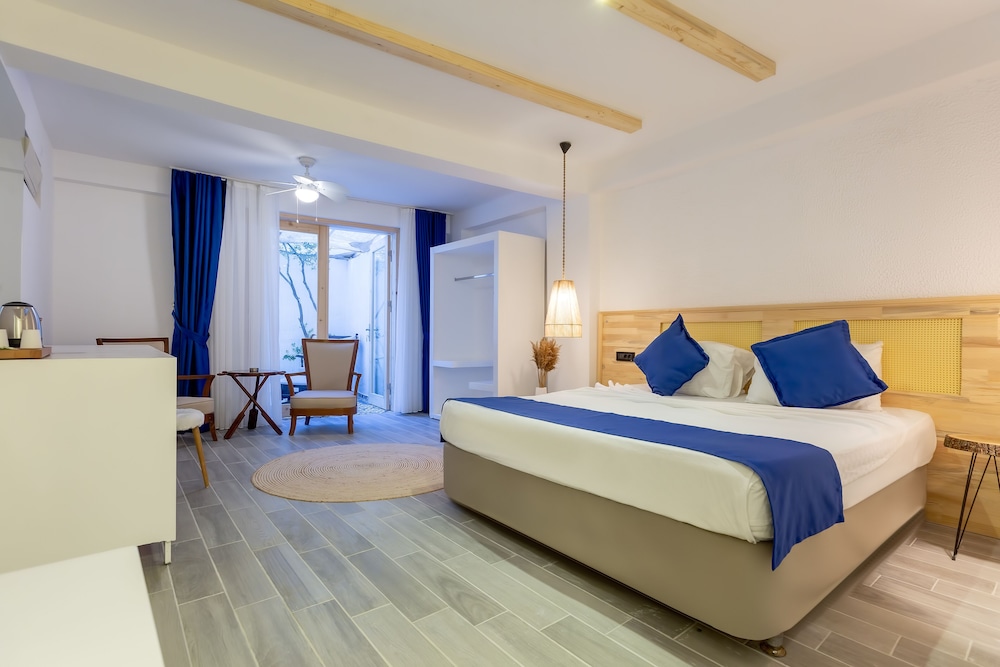 Comfort Room, Jetted Tub, Garden View