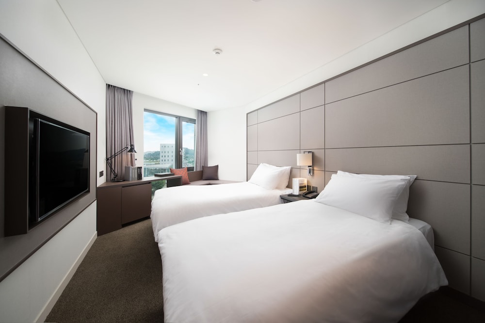 Premier Twin Room (Pool not included) photo 3