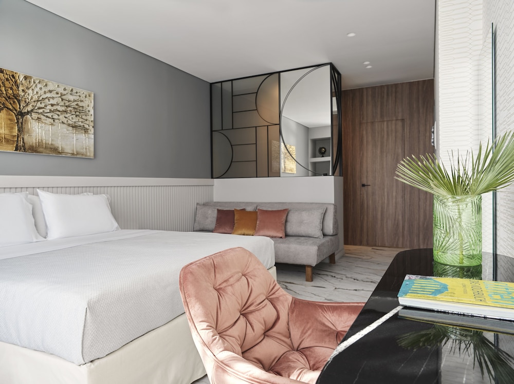 Deluxe Studio Suite with Balcony photo 1