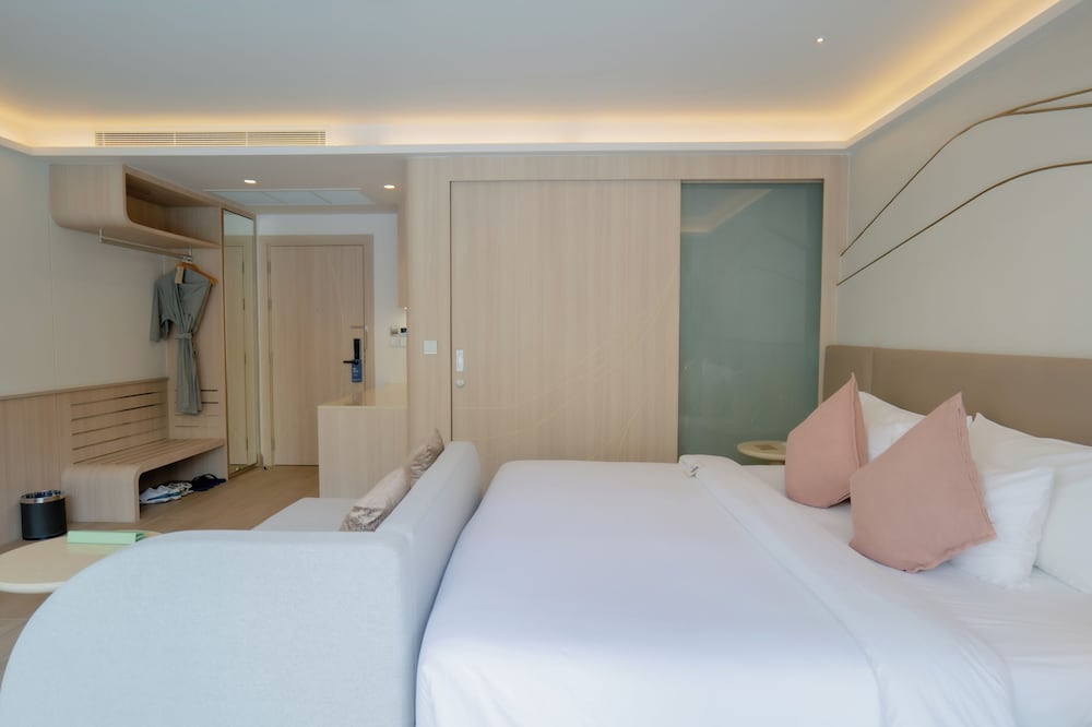 Grand Room, 1 King Bed, Pool Access (Deluxe) - Photo 8