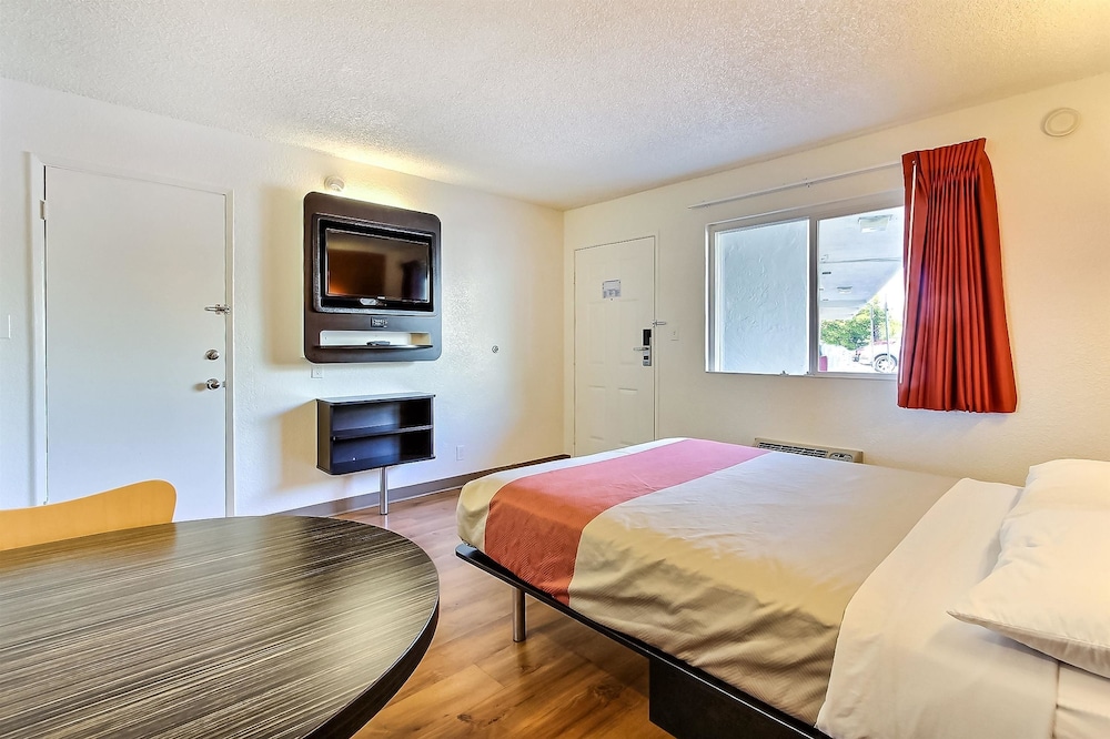 Standard Room, 1 Queen Bed, Non Smoking, Refrigerator & Microwave photo 3