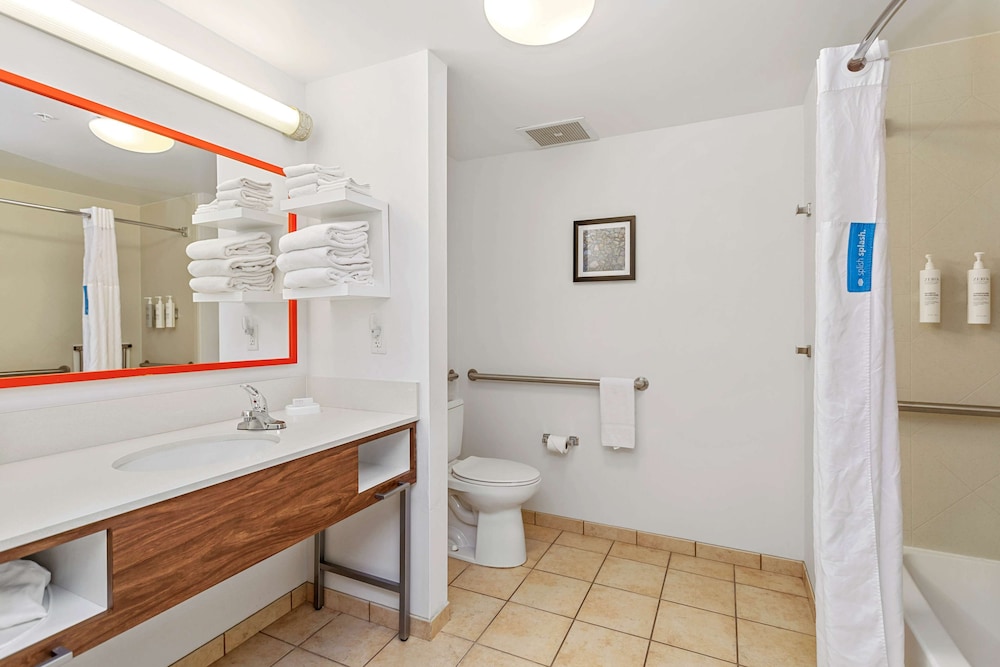 Room, 2 Queen Beds, Accessible, Bathtub