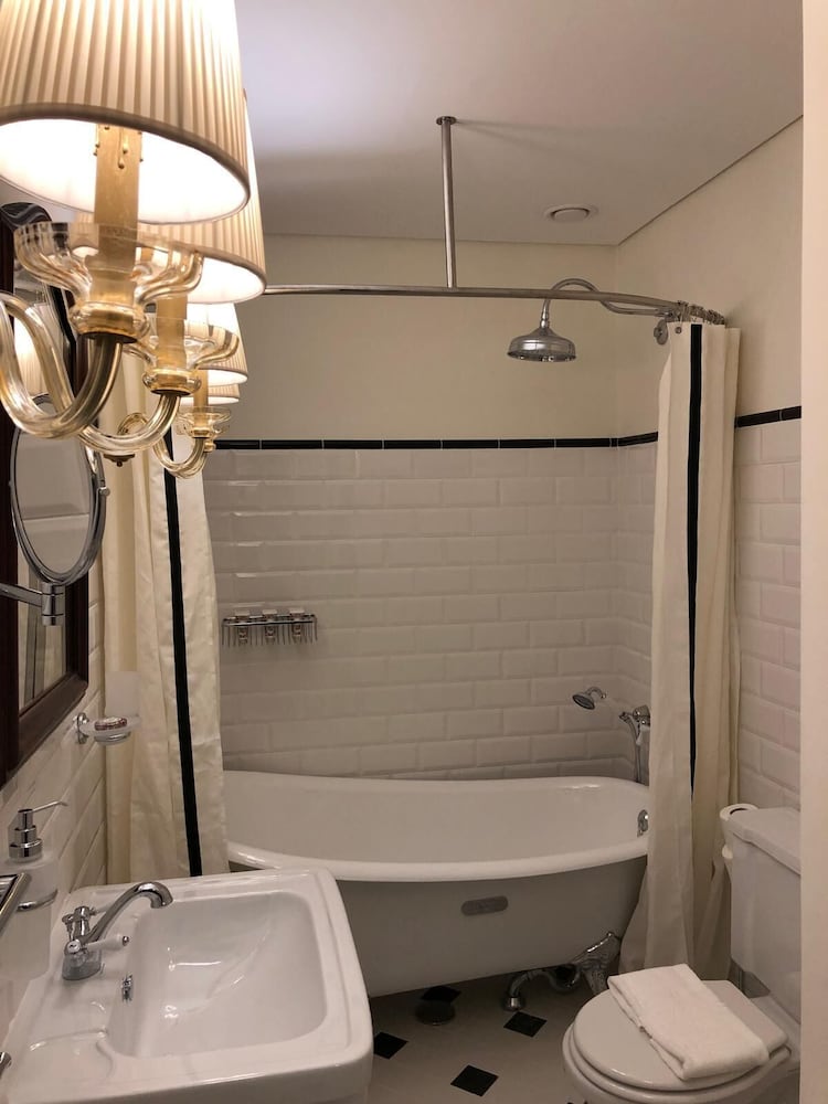 Deluxe Room - Photo 9