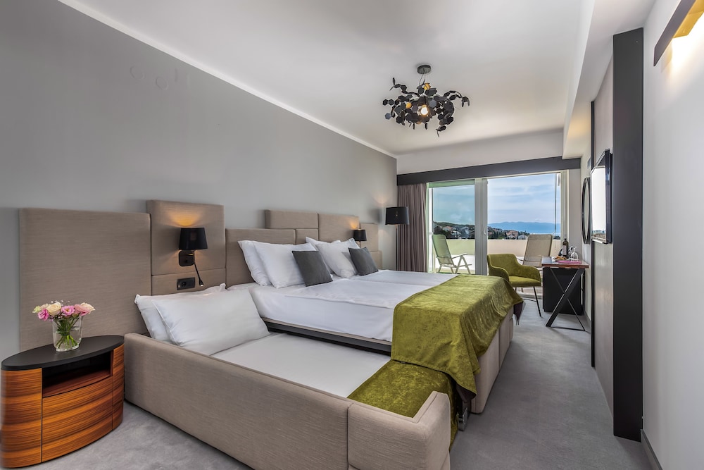 Superior Twin Room, Partial Sea View