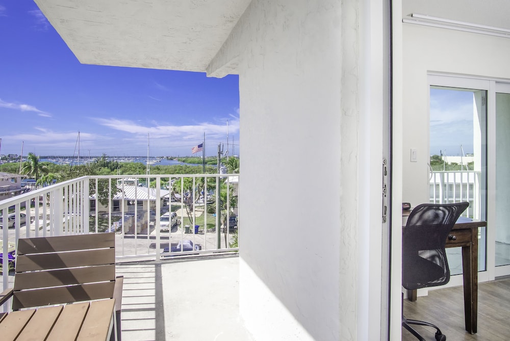 Suite, 1 Bedroom, Balcony, Bay View (King) - Photo 3