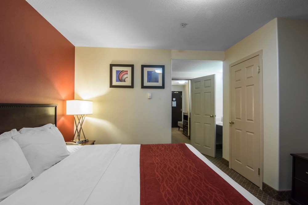 Suite, 1 Queen Bed - Photo 2