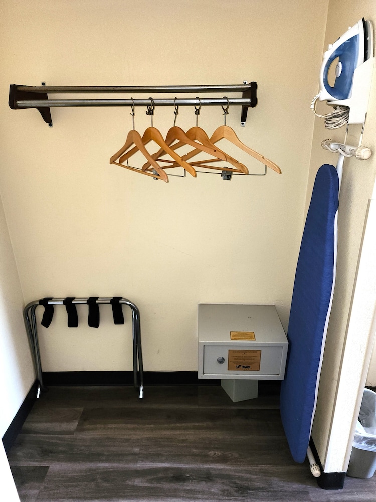 Standard Room, 2 Double Beds, Non Smoking - Photo 4