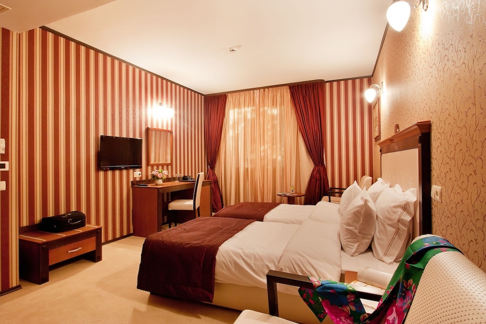 Superior Room, Multiple Beds (with Sofabed) photo 2