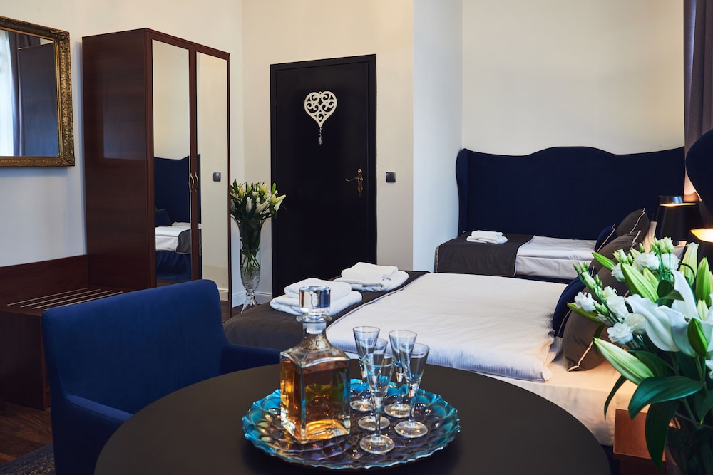 Classic Triple Room, Non Smoking, City View photo 1