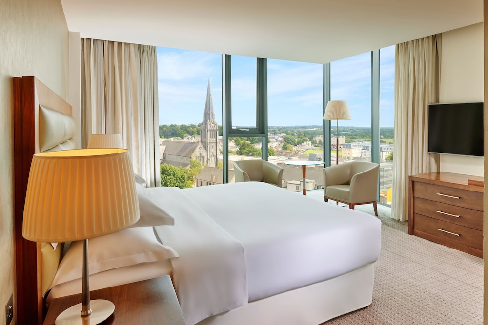 Deluxe Room, 1 King Bed, City View - Photo 1