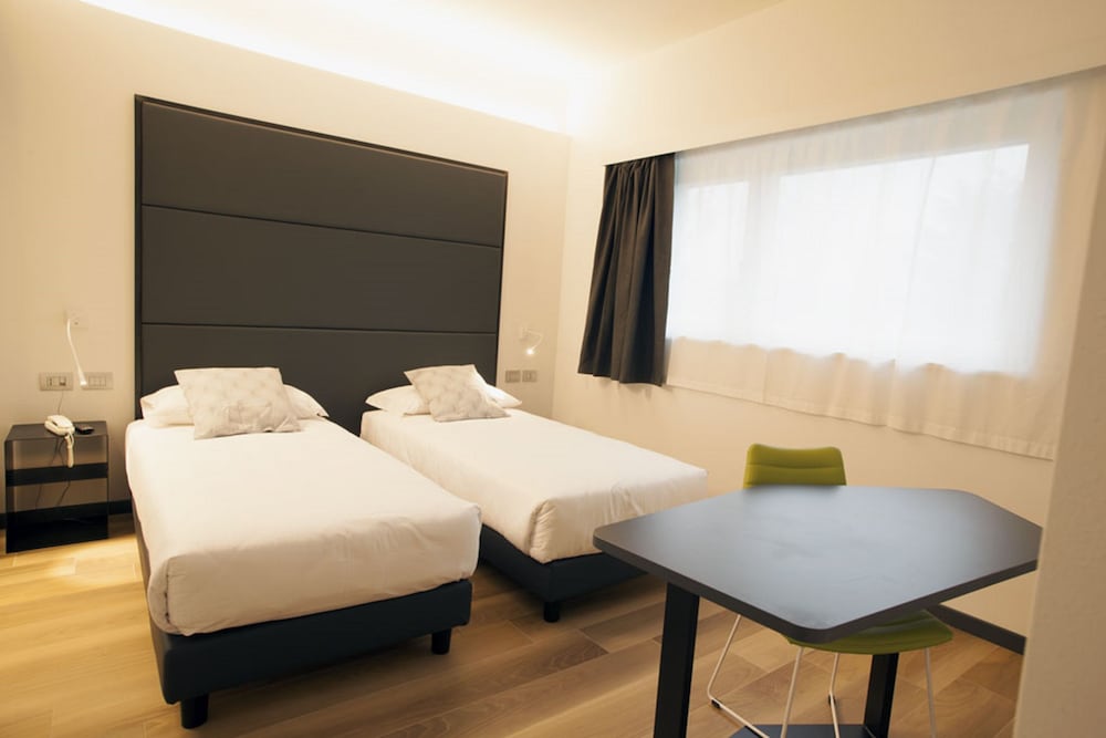 Design Suite, 1 Double Bed with Sofa bed, Accessible photo 2