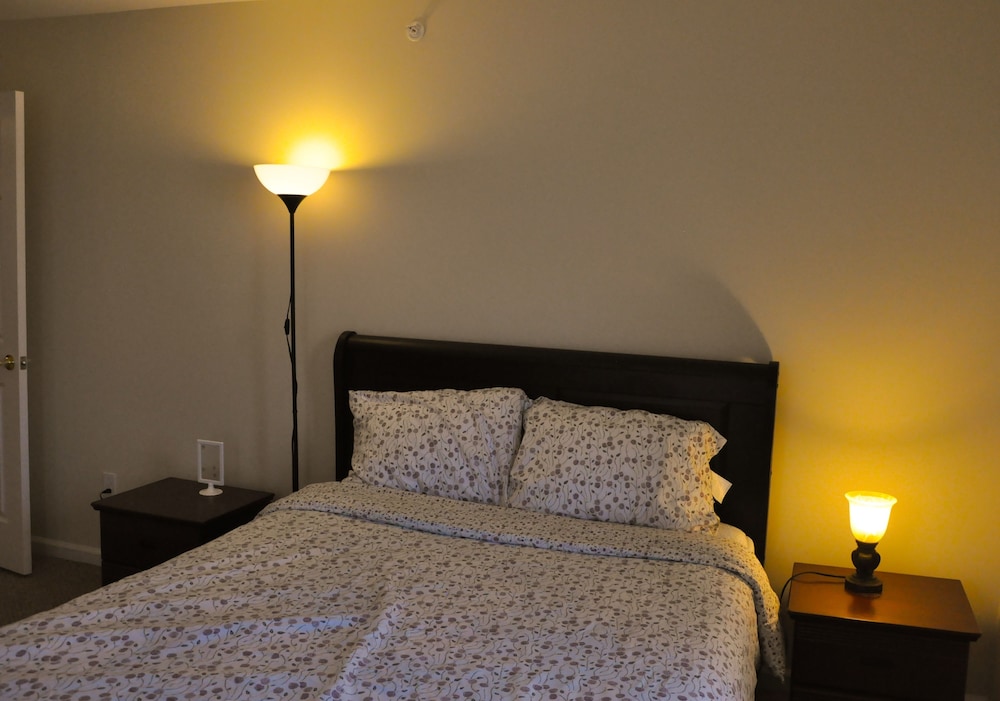 Private Room In Shared Apartment, Deluxe Queen photo 2