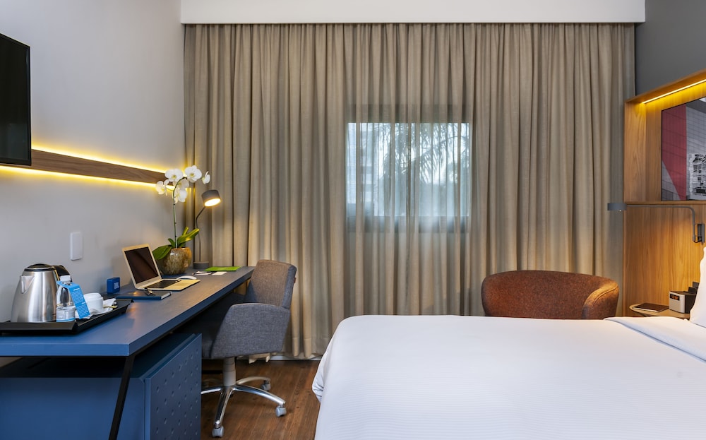 Room, 1 Queen Bed, Refrigerator