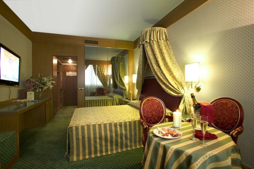 Deluxe Room, Hot Tub - Photo 4