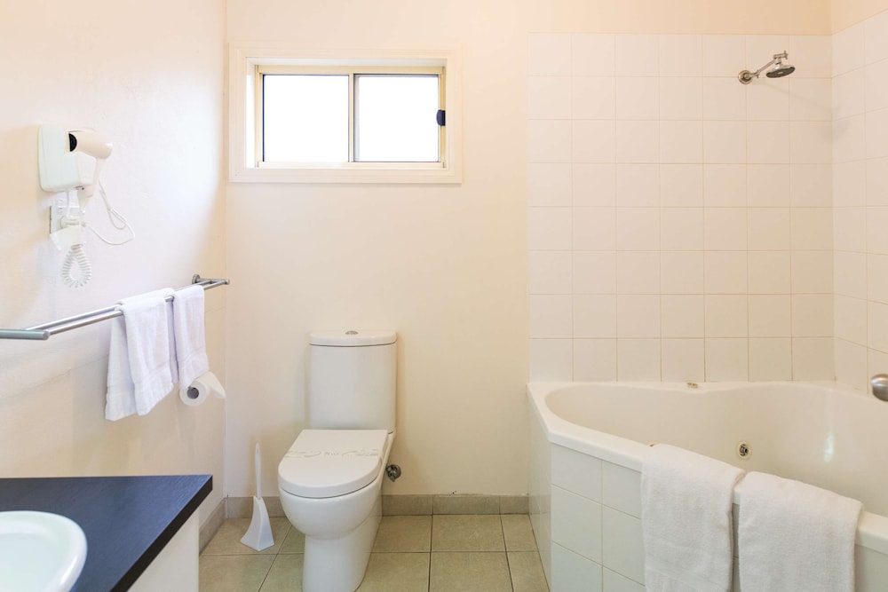 Executive Room, 1 Queen Bed, Non Smoking, Kitchenette (Larger Room) - Photo 8