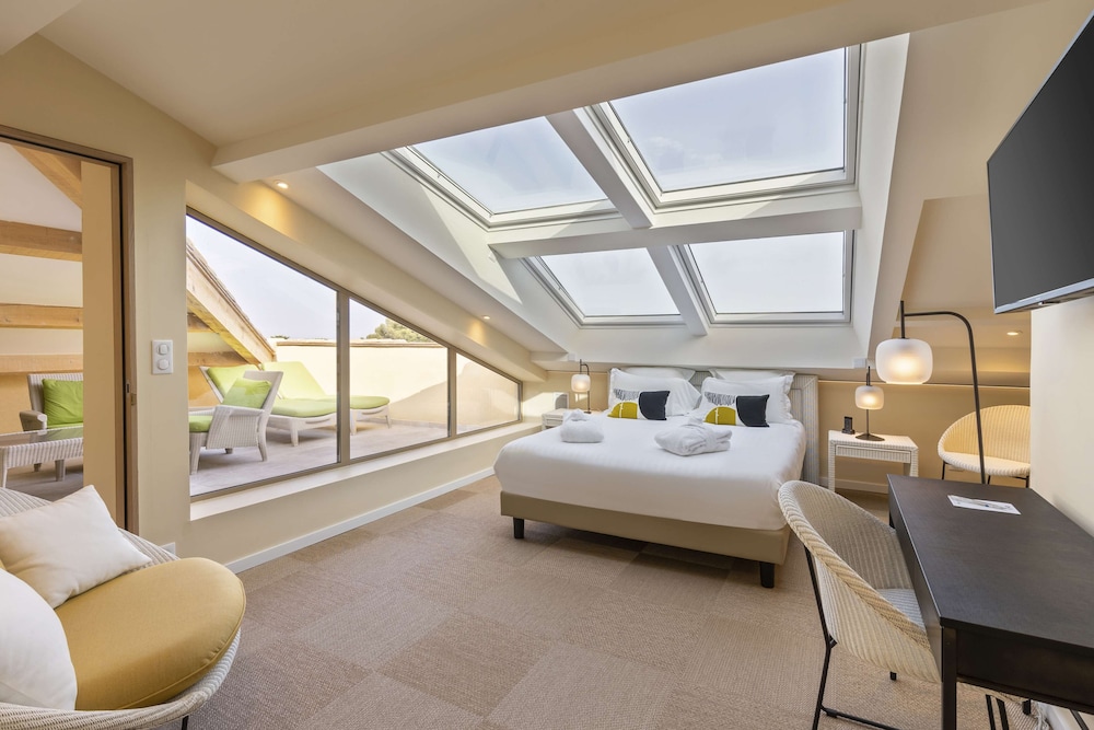 Suite, Multiple Beds, Bathtub, Sea View - Photo 2