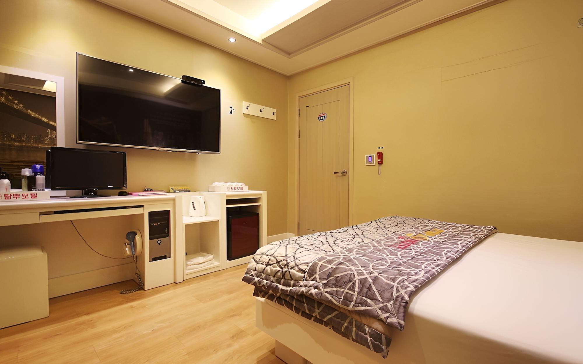Room (Standard (Netflix Available Air Purif) photo 2