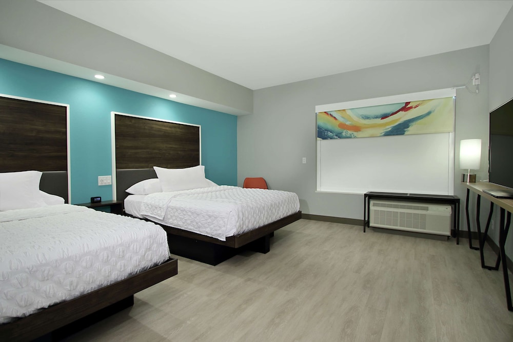 Room, 2 Queen Beds, Accessible, Bathtub photo 2