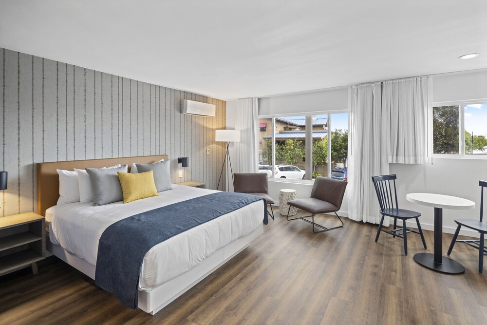 Premium Room, 1 King Bed, Kitchenette photo 3