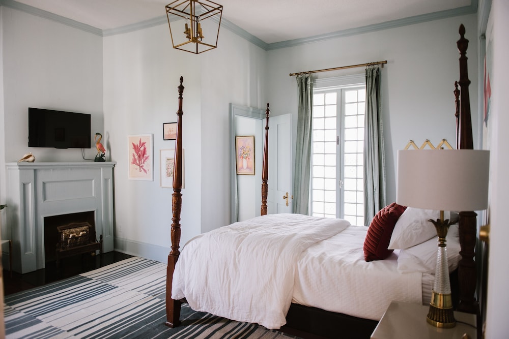 Suite, 1 Queen Bed (The Church Lady) photo 2