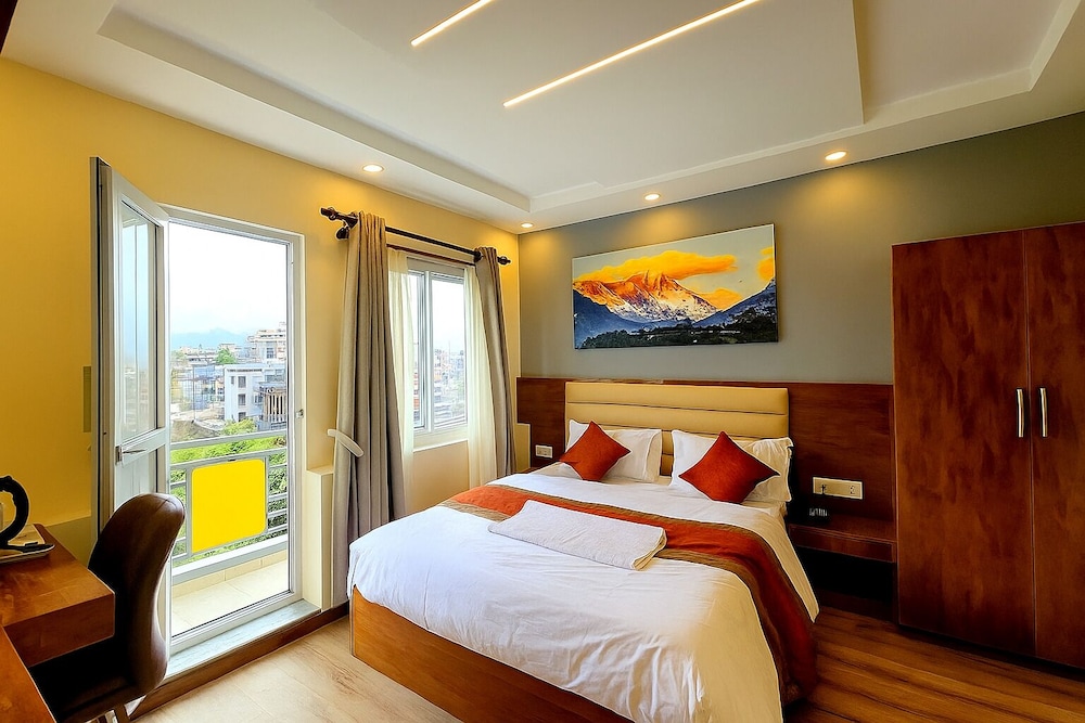 Deluxe King/Couple Room with Private Balcony and City & Mountain View [10% discount in Restaurant]