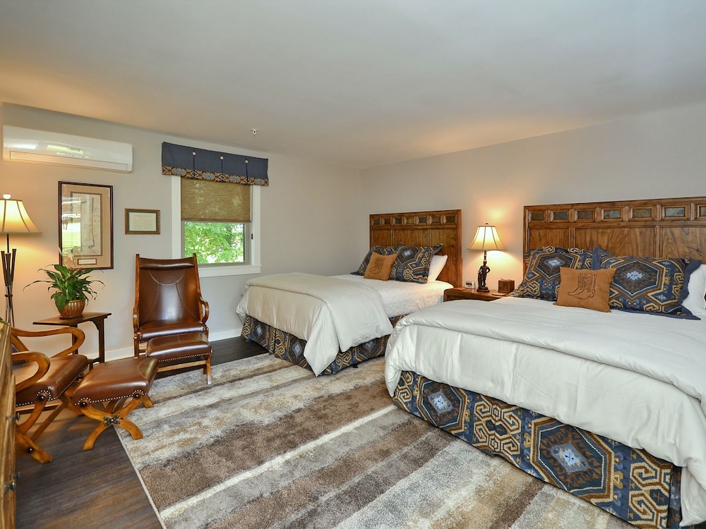 Standard Quadruple Room, Accessible, Ensuite (Room ll)