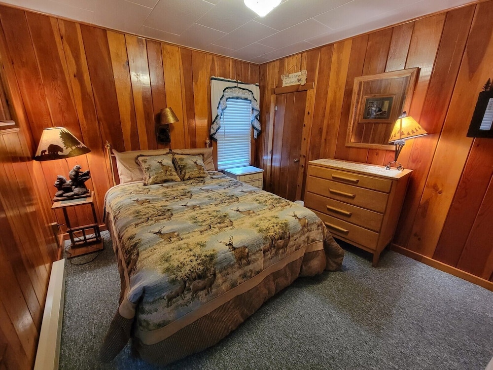 Cozy Rustic Cabin 7