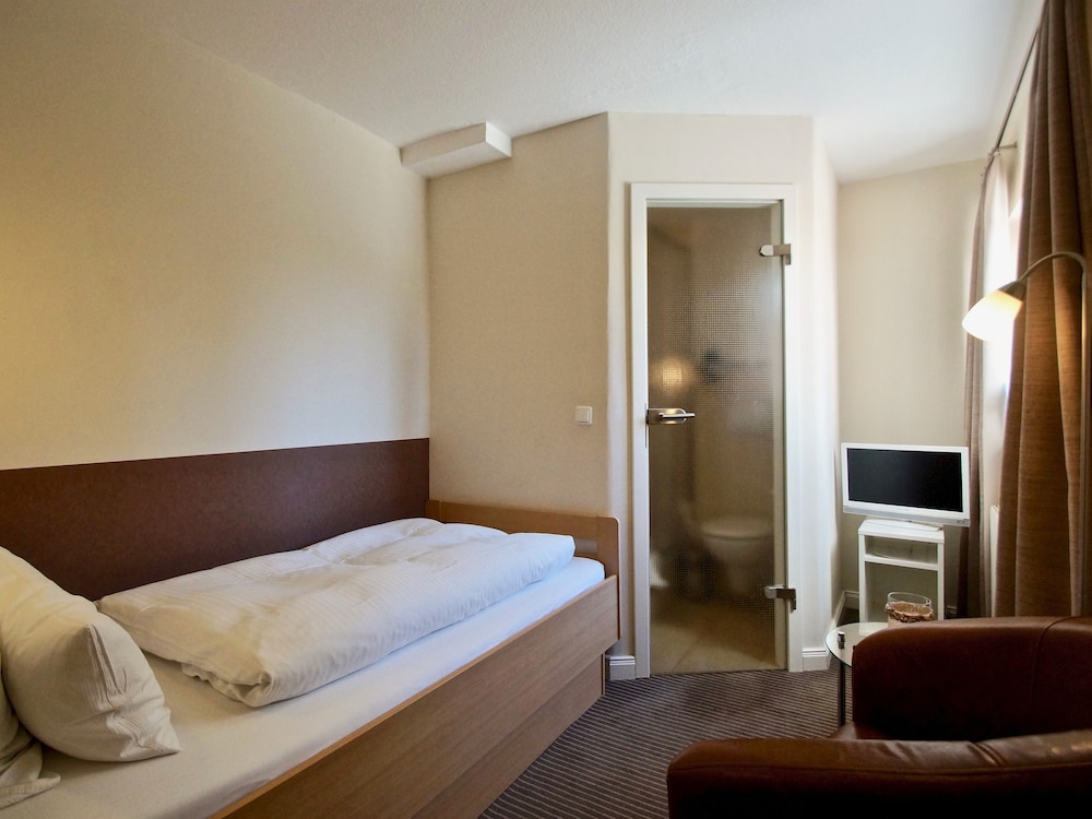 Economy Single Room, Private Bathroom (Landseite) photo 1