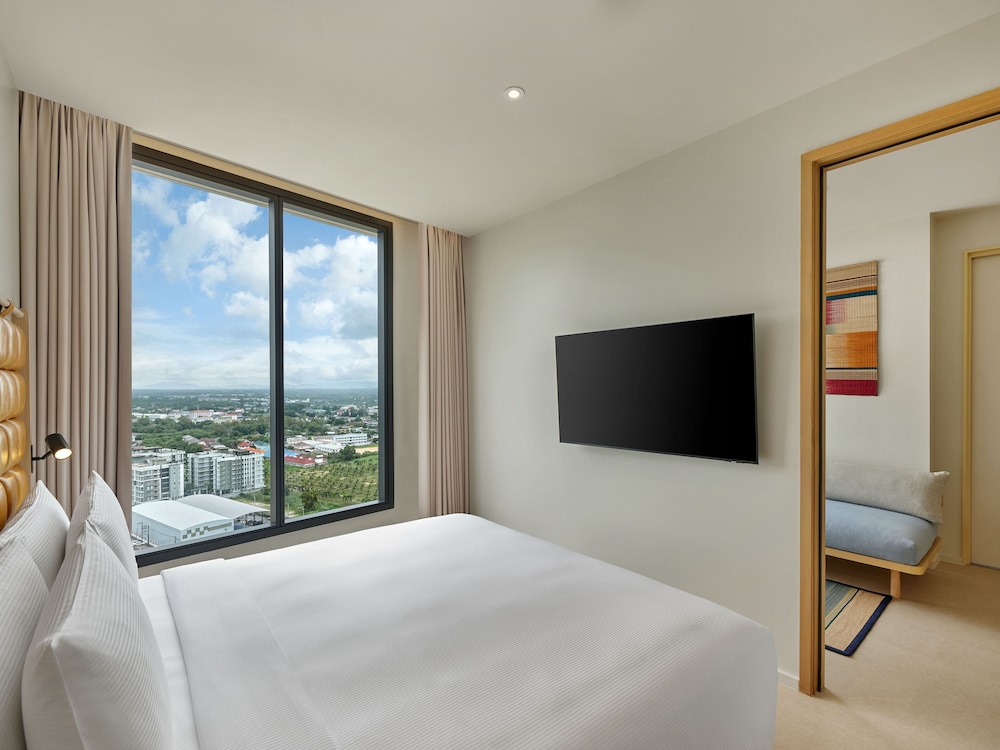Deluxe Suite, 1 King Bed - Photo 5
