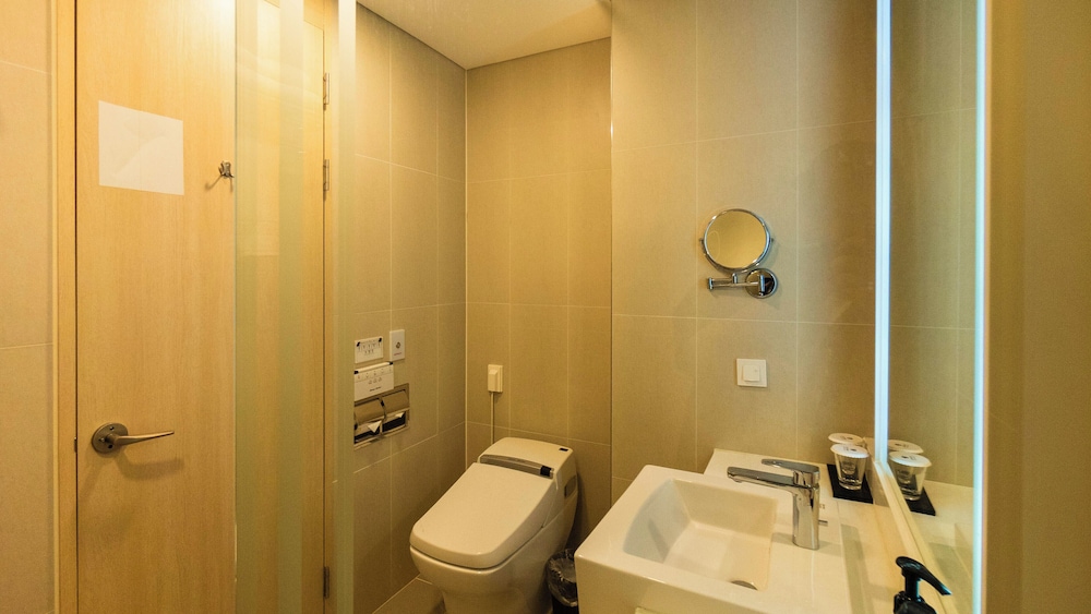 Standard King Room, Non-Smoking - Photo 2