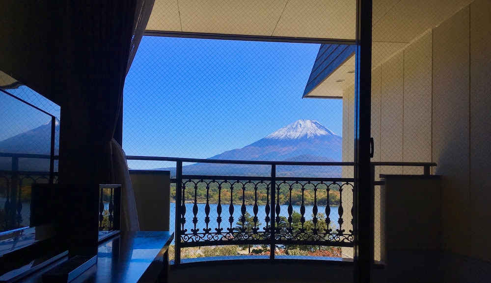 Twin Room 16sqm (Private Bathroom, Mount Fuji and Lake Shoji View), Non Smoking photo 3