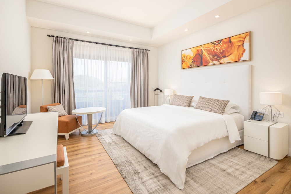 Premium Room, 1 Queen Bed, Resort View - Photo 2