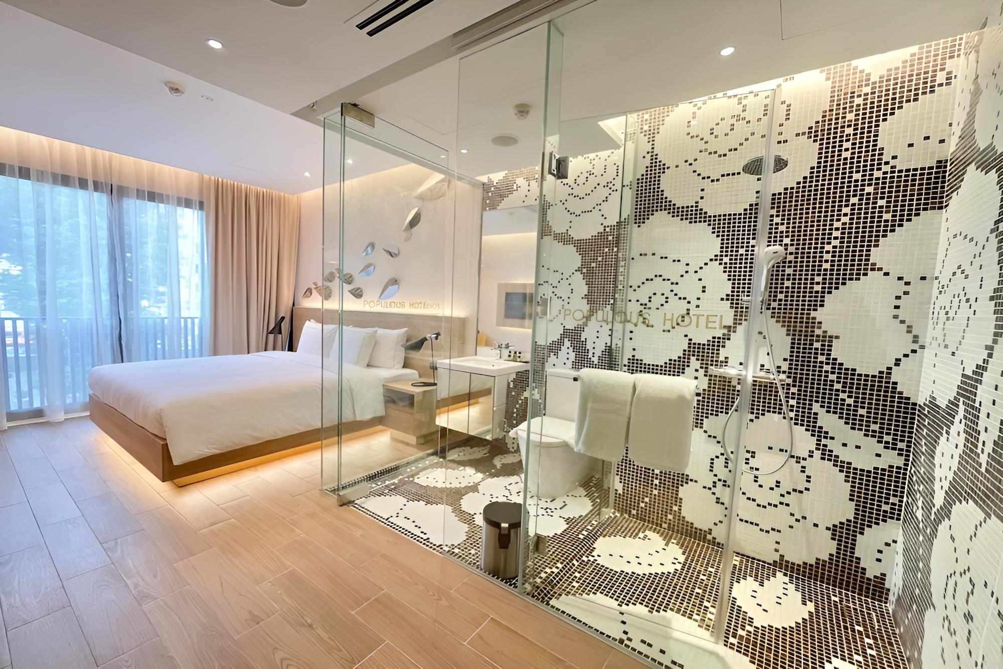 Premier Room, 1 King Bed photo 2