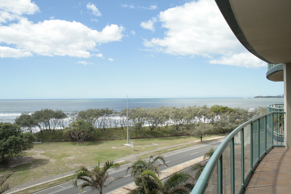 High Level Apartment, 2 Bedrooms (Levels 6-9) photo 2
