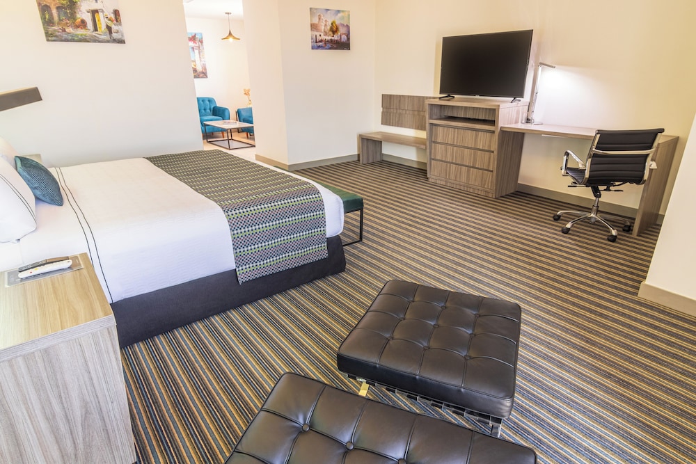 Junior Suite, 1 King Bed - Photo 9