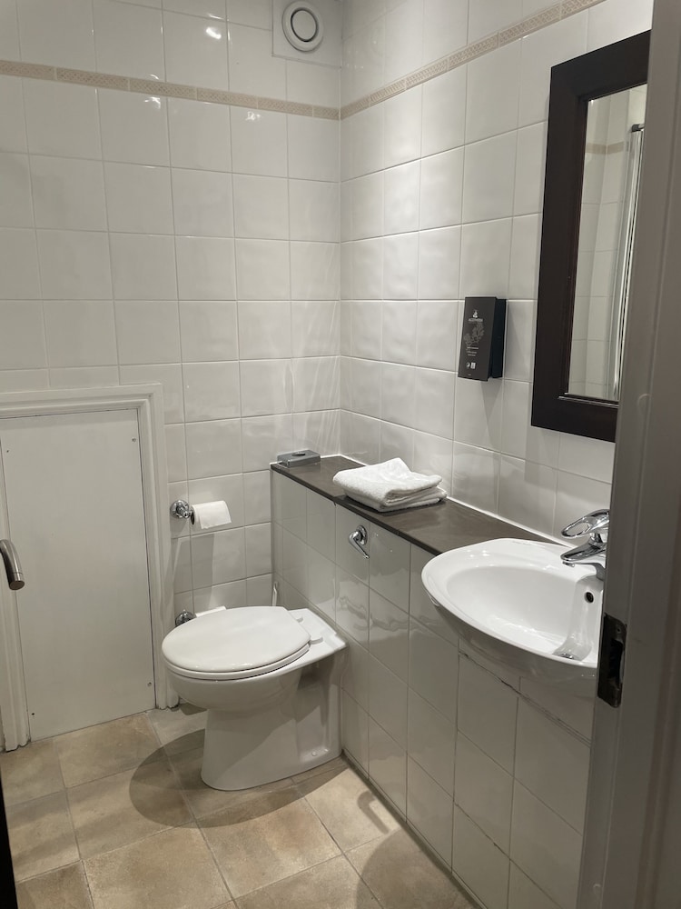 Classic Twin Room - Photo 9