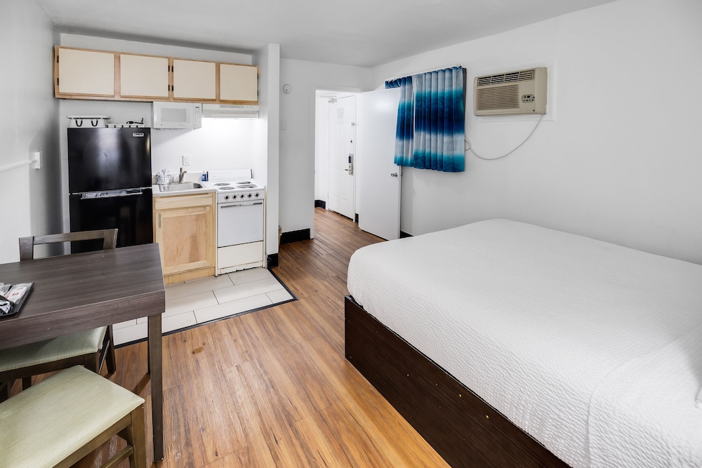 Standard Single Room, 2 Queen Beds, Kitchenette (Newly Remodeled)(No Pets) photo 2