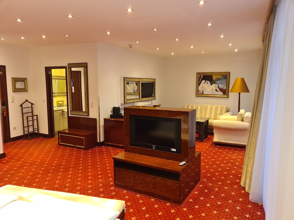 Exclusive Studio Suite, 1 King Bed - Photo 4