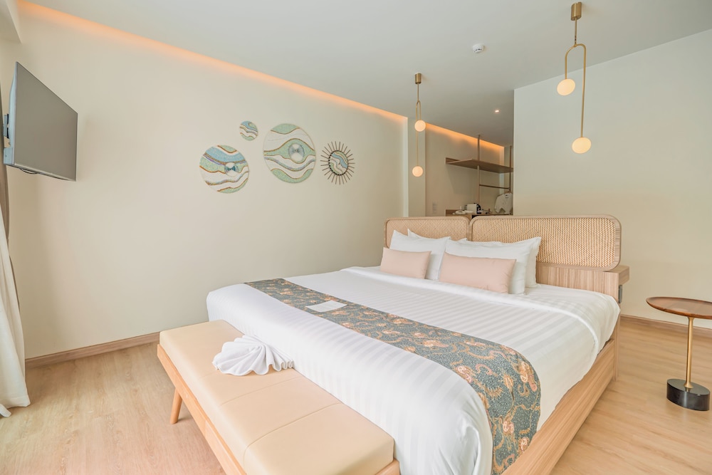 Deluxe Room, Pool View