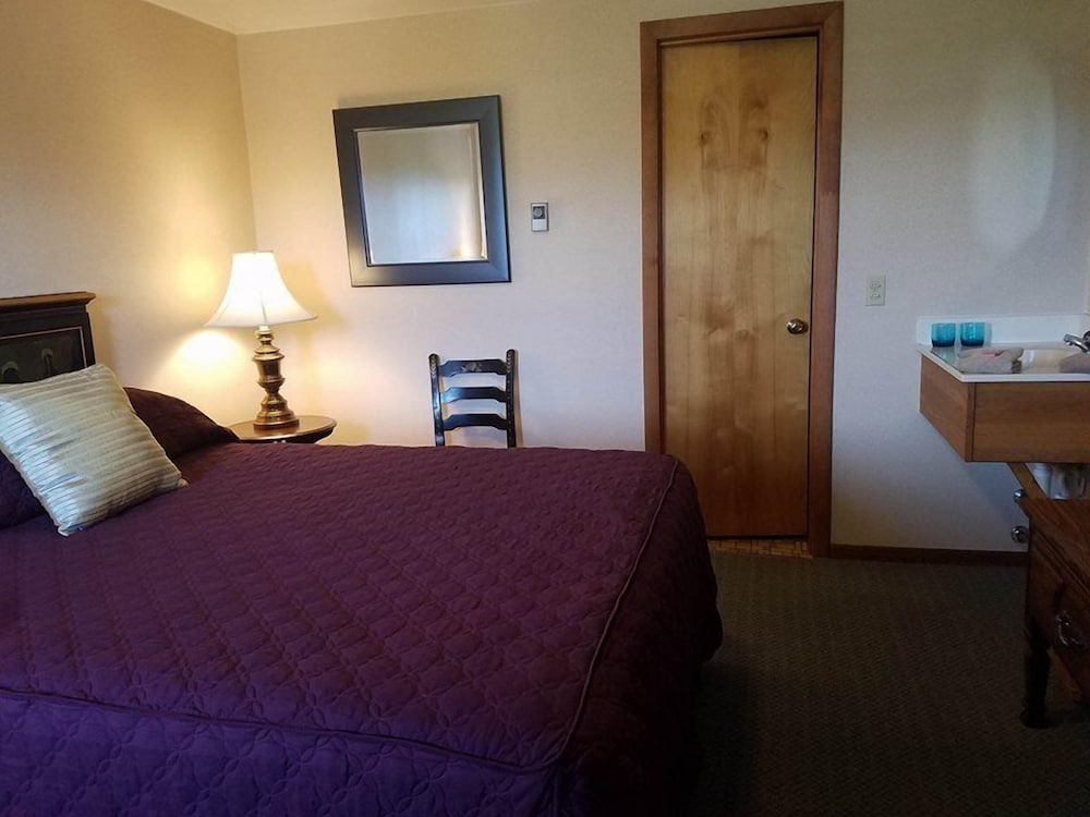 Standard Room, 1 Queen Bed photo 2