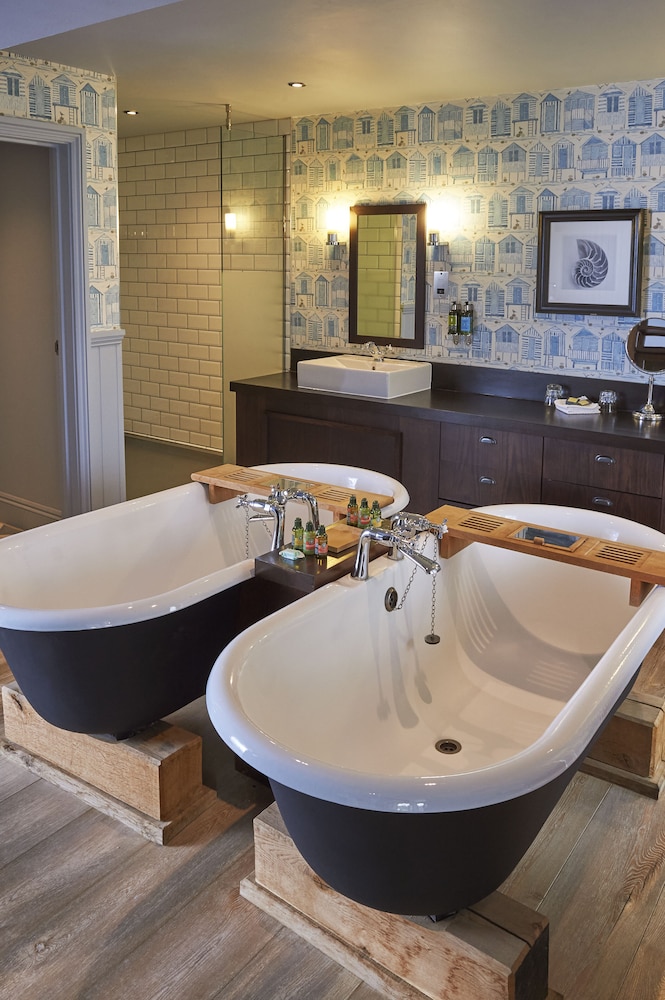 Signature Suite - Photo 2