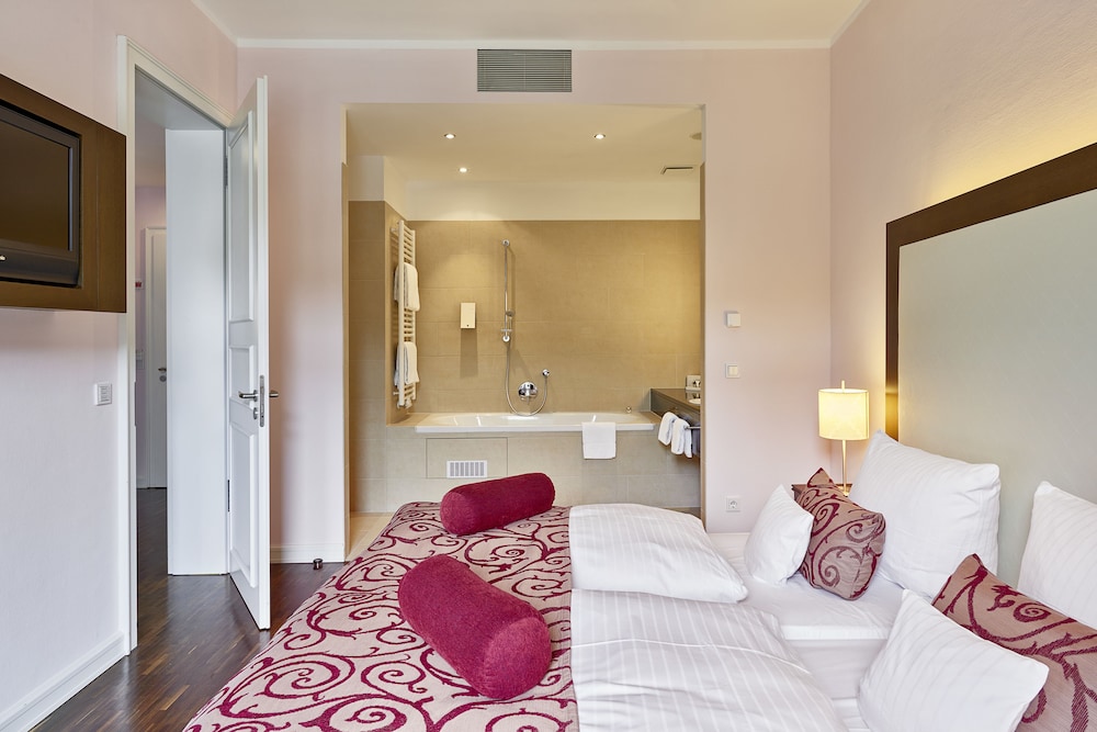 Junior Suite, 1 Bedroom, River View photo 3