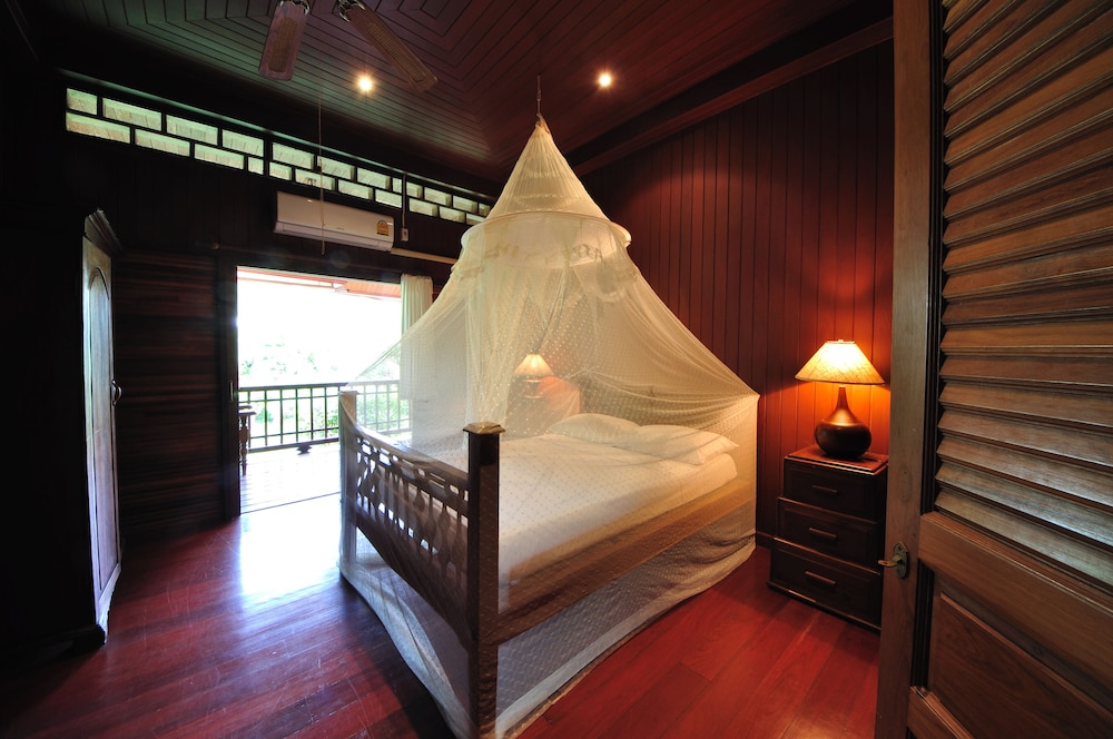 3 Bedroom Baanmai Thai Villa, Free Round-trip Boat Transfer photo 1