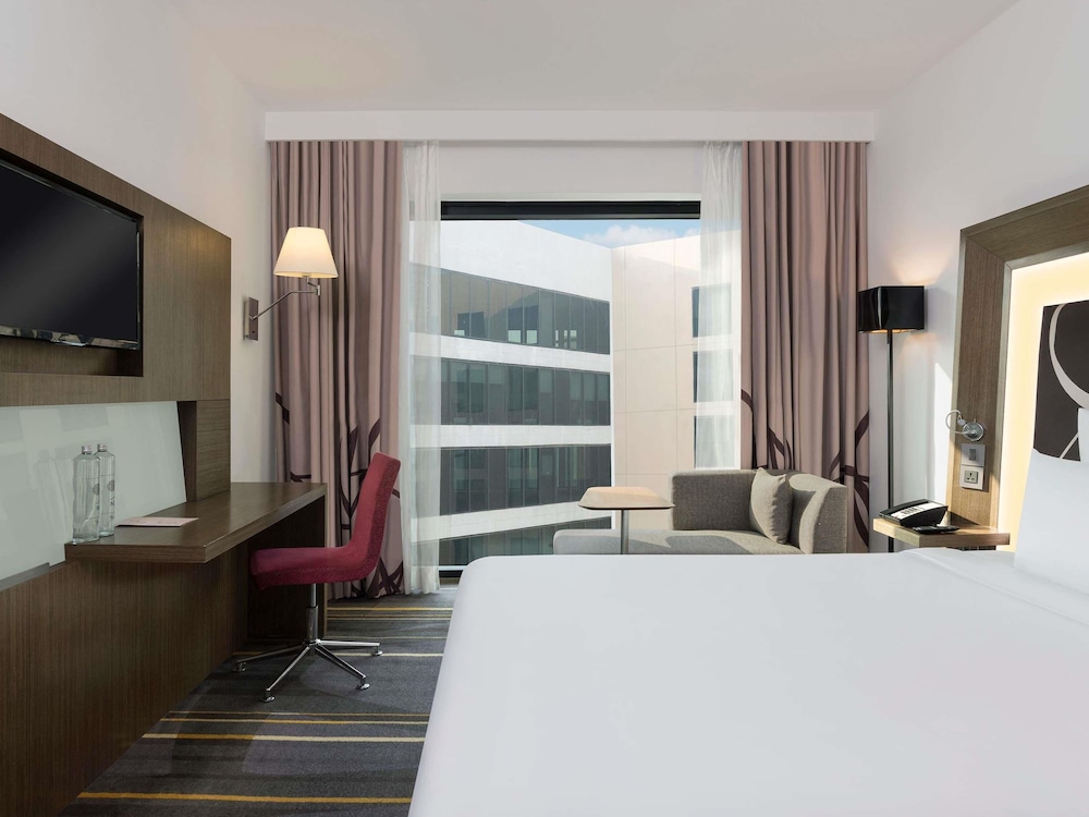 Premier Room, 1 Double Bed, Pool View thumbnail 6