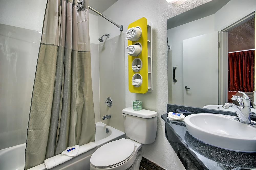 Standard Room, 2 Double Beds, Non Smoking - Photo 8