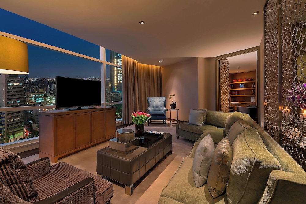 Suite, 1 King Bed, Smoking (View) thumbnail 6